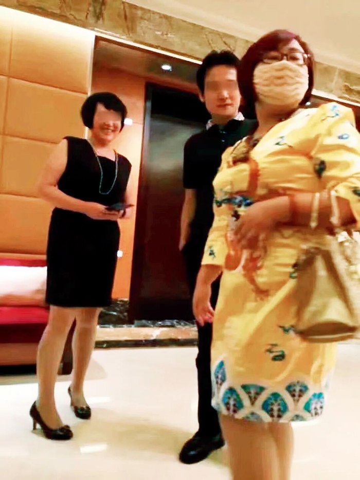 右一戴口罩者為錢志敏（資料圖片）