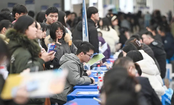 　　2025年11月22日，江苏淮安，校园专场招聘会助就业。赵启瑞 摄
