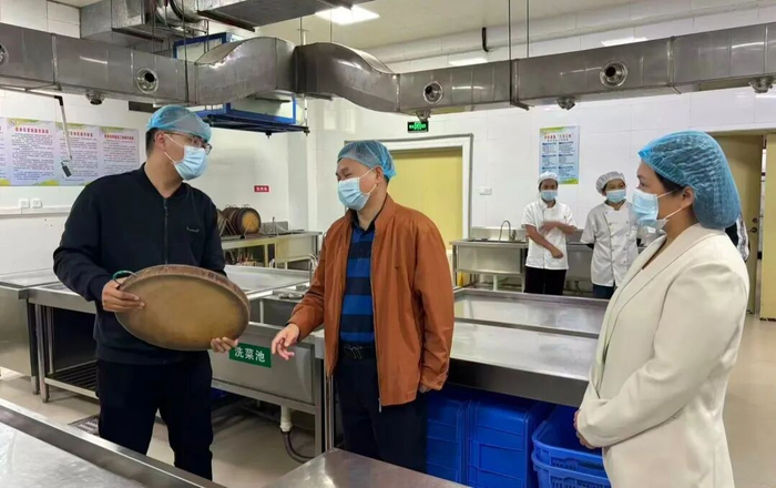 图为八步区城东实验小学学生家长代表参与学校食堂检查