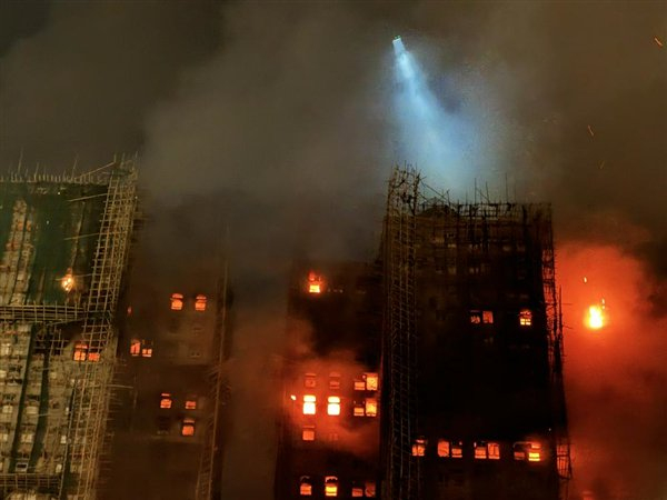 火灾现场无人机在照明 图片来源：财联社记者/摄