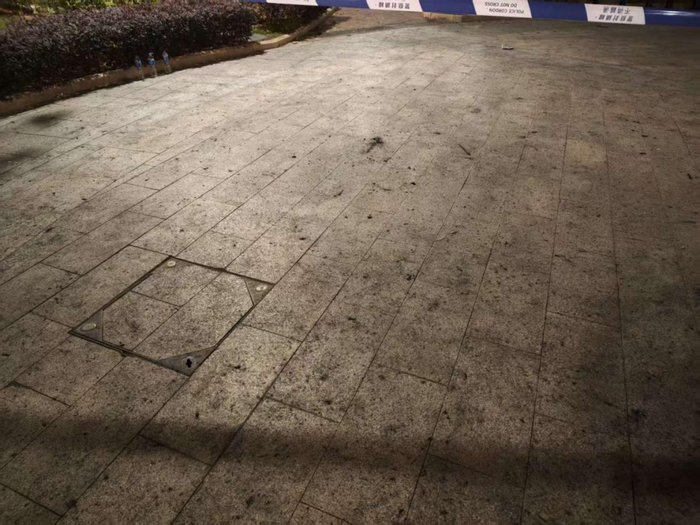 （封锁线外，地面上呈黑色的颗粒状崩落物 郑晨烨/摄）