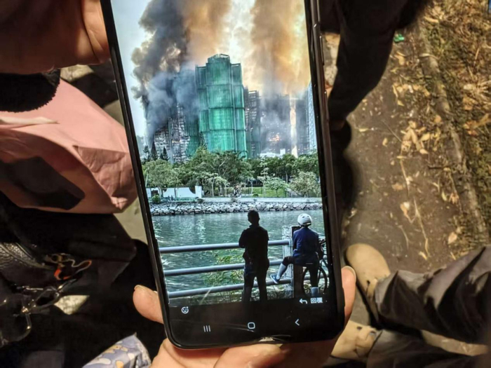 （一位居民向记者展示其在11月26日下午三点拍摄的现场照片 郑晨烨/摄）