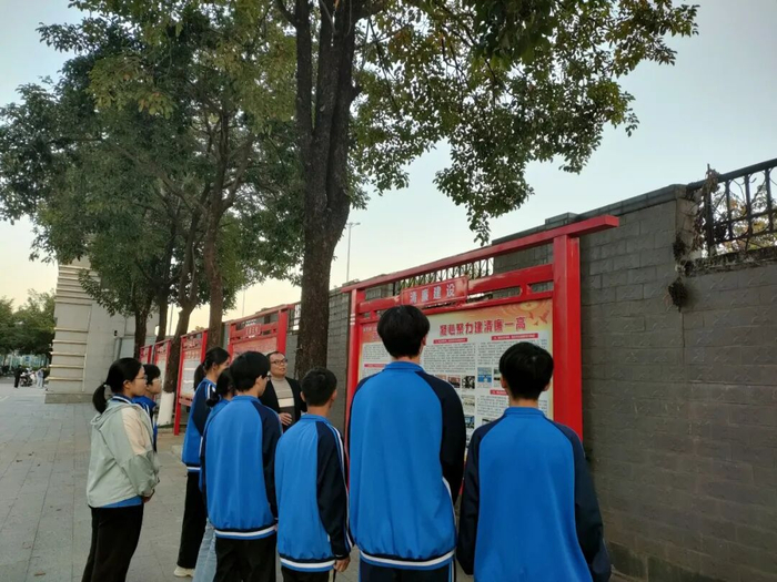 图为贺州第一高级中学师生在学校清廉阵地学习交流