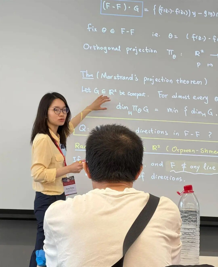 王虹正在讲座，韦东奕坐前排旁听