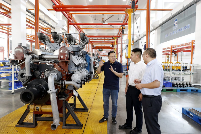 图为农业银行工作人员到重庆磐谷动力技术有限公司车间调研。（资料照片）