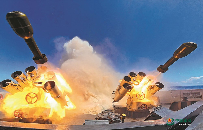 舰艇发射火箭深弹（视频截图）。