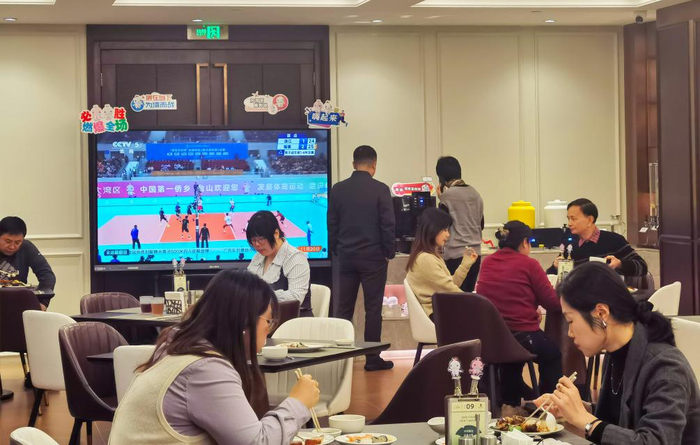　　11月20日，游客在广州一家餐厅内用餐，一旁的电视正转播全运会比赛。新华社记者洪泽华 摄