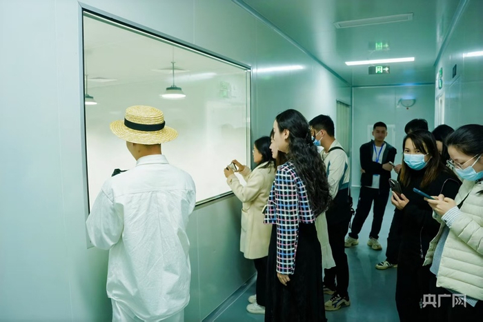 达人们在加工车间内参观（央广网记者 张顺鹏 摄）