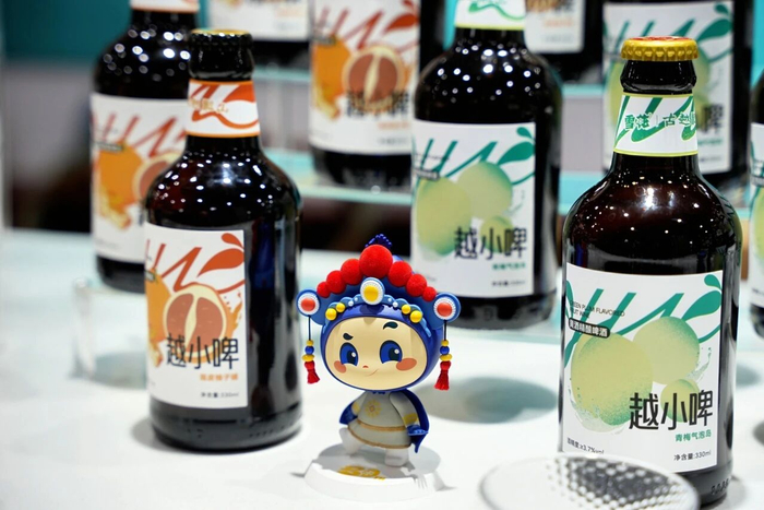 古越龙山与华润啤酒的联名产品“越小啤”，图源：古越龙山官微