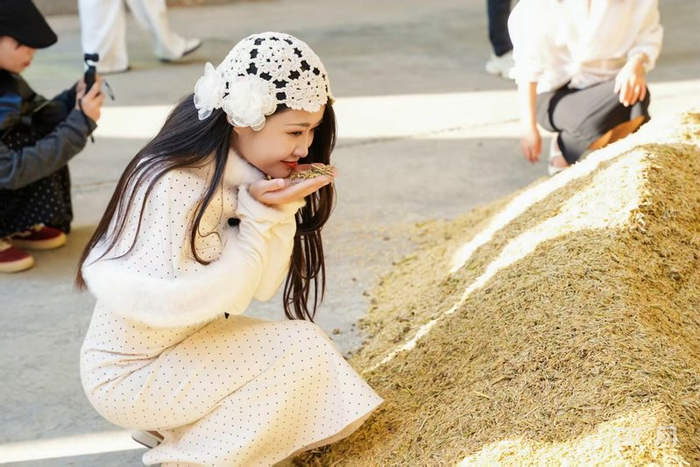 达人们在近距离观察丝苗米（央广网记者 张顺鹏 摄）