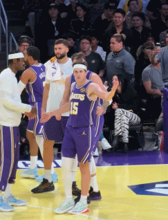 安全感满满！东契奇化身“保镖”将里夫斯护在身后：这是我的人！