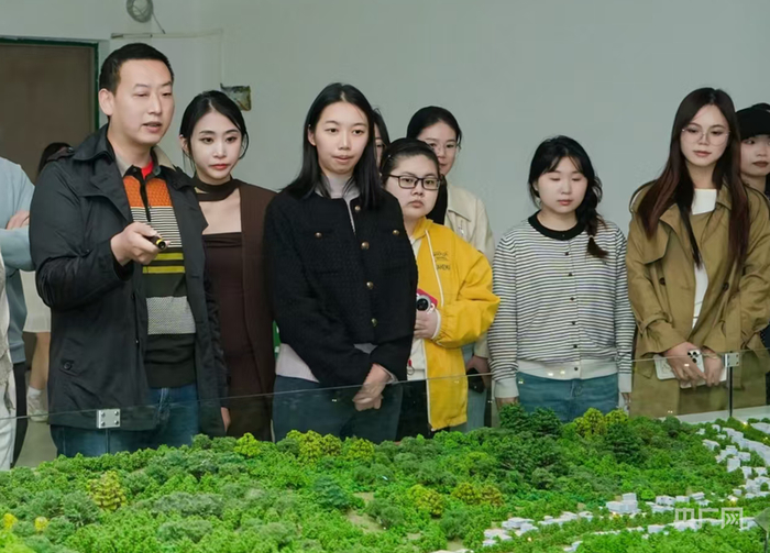 达人们了解岭南国防教育基地项目建设情况（央广网记者 张顺鹏 摄）