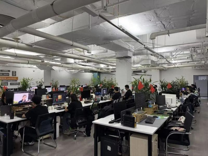 企业员工正在改造后的民生百货内工作。新华社记者张斌 摄