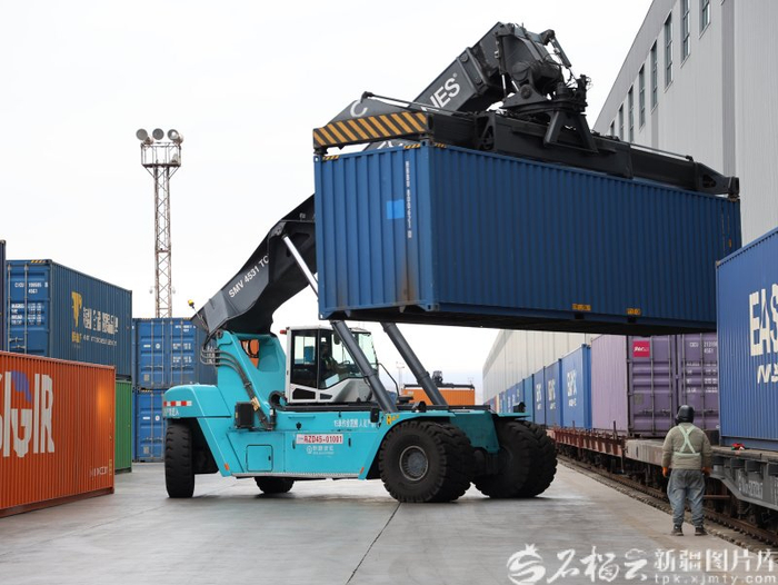 　　11月26日，工作人员在阿拉山口站操作机械。郑鑫摄