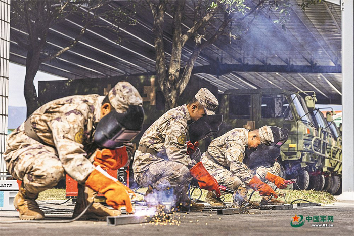 　　该旅组织焊工专业考核。彭 齐摄