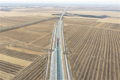 图为11月25日在黑龙江省绥化市庆安县永华村拍摄的哈伊高铁哈铁段铺轨现场。 新华社记者 王松 摄