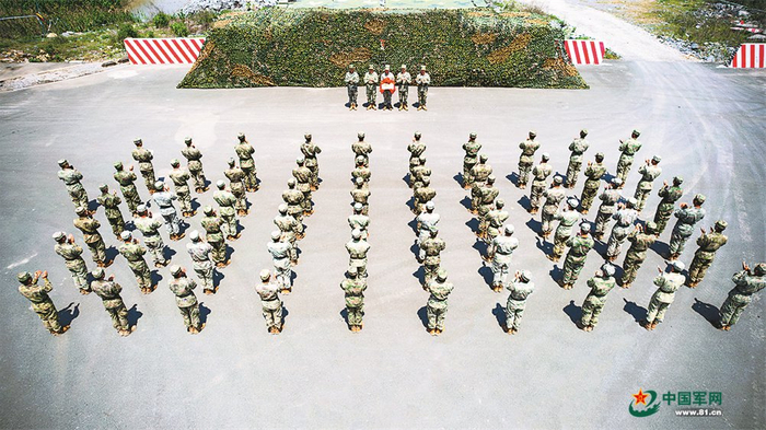 　　陆军某旅第5个“士兵创新工作室”揭牌仪式现场。林江鹏摄