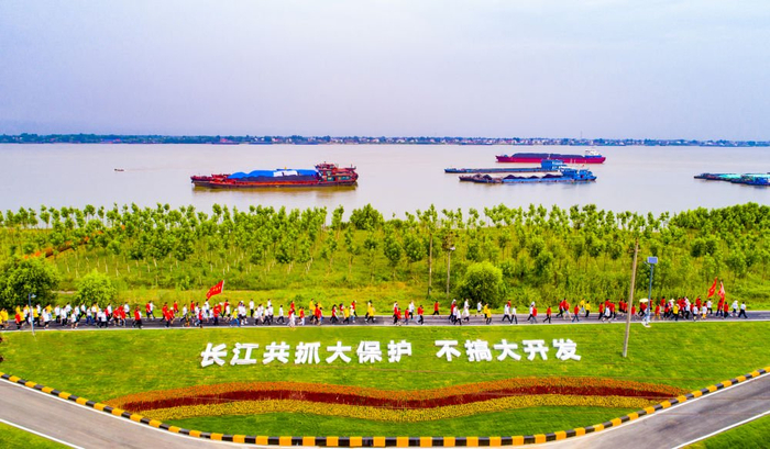 货船在长江江西湖口段江面上行驶（2019年7月1日摄）。新华社发（李学华摄）