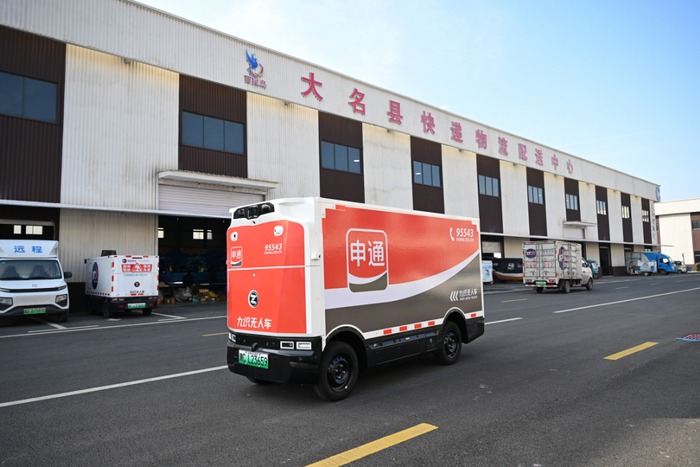 近日，在大名县“一品一播”产业园，无人快递车在运送货物。河北日报记者 赵永辉摄