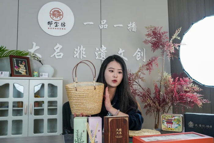 在大名县“一品一播”产业园，主播在非遗文创直播间内推介特色产品。（河北日报资料片） 河北日报记者 李东宇摄