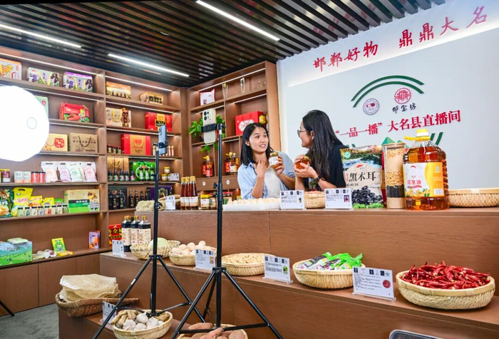在大名县“一品一播”产业园，主播正在通过直播平台推介农副产品。（河北日报资料片） 河北日报记者 李东宇摄