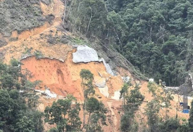 水电十六局建设的边坡曾于今年8月发生过大面积垮塌，该边坡同样采用锚筋桩加固岩土体。 资料照片