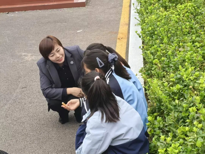 临汾红丝带学校校长王霞和孩子们交流谈心。李世琦摄