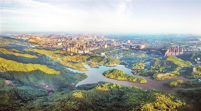     成都经开区（龙泉驿区）以“一半山水一半城”的生态与城市融合特色闻名，拥有丰富的自然景观和现代化城市功能‌。    （李晓宁  摄）    