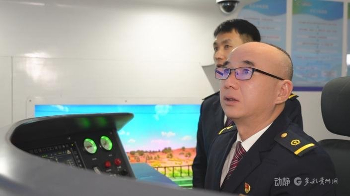 盘兴高铁首发列车司机 王昌利