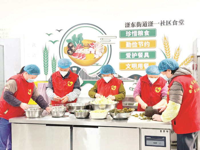         志愿者们在社区食堂准备食材。        赵鸿粼 摄    