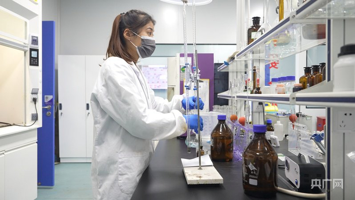 园区实验室，工作人员进行检测（央广网记者  顾炀威  摄）