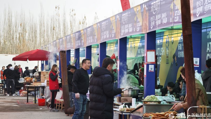 　　11月17日，球迷在阿图什市足球公园美食区选购美食。石榴云/新疆日报记者 宋海波摄