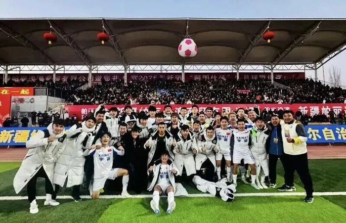 　　和田宇宙地毯队球员在赛场合影。来源：和田地区融媒体中心