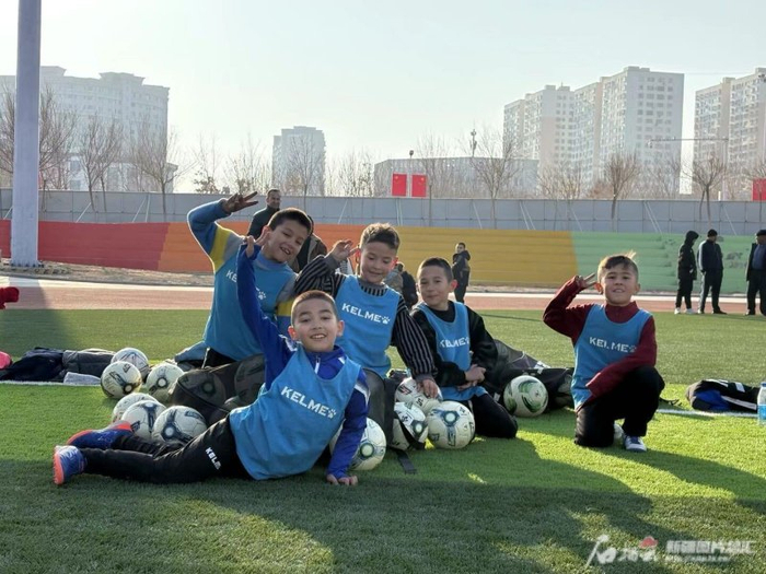 　　寒假时，在阿图什足球公园参加冬训的孩子们。资料图