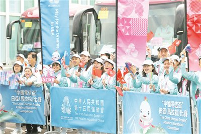 11月15日，志愿者在路旁为第十五届全国运动会女子马拉松参赛选手加油。新华社记者 毛思倩  摄