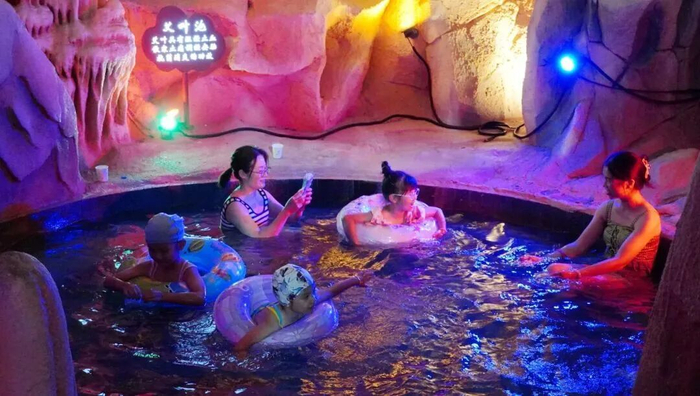 图为游客在姑婆山伴山温泉度假村泡温泉