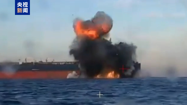 △乌方公布的乌无人艇打击俄油轮画面