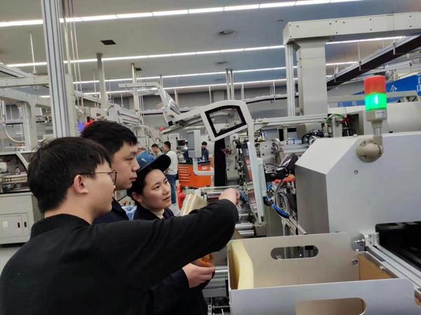 图为技术人员查看原料供应情况 夏昕睿摄