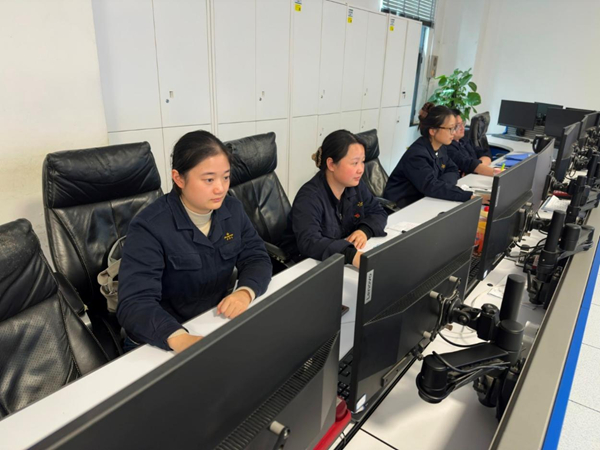 图为技术人员通过“智慧之眼”系统了解实时情况 夏昕睿摄