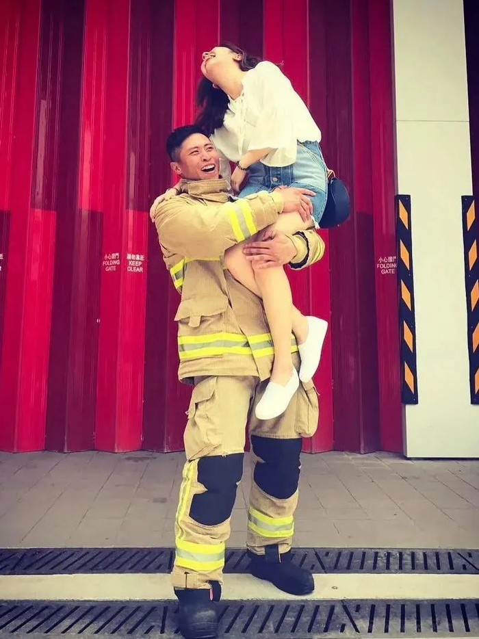 ·何伟豪与女友。（何伟豪社交账号）