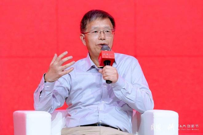 北京大学新闻与传播学院胡泳，图源：虎嗅F&M创新节现场拍摄