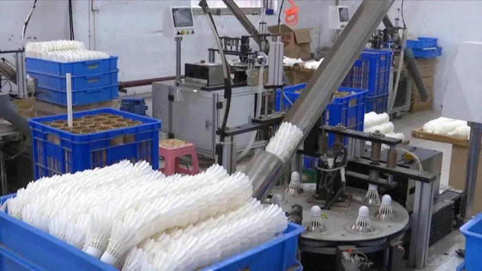 六安市一家体育用品生产企业正在生产羽毛球。（资料图）六安市新闻传媒中心供图