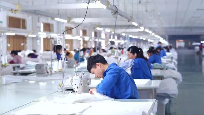 六安一家羽绒生产企业车间工作人员正在生产羽绒制品。（资料图）六安市新闻传媒中心供图