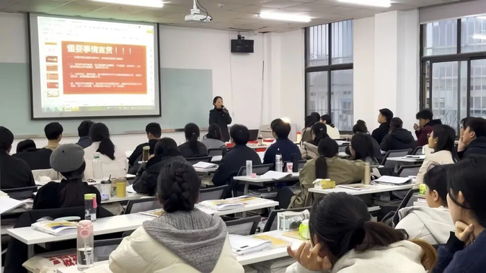 国考前夕，考生在培训机构上课。图片来源：华图教育