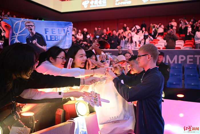 ▲费利克斯·勒布伦给球迷签名