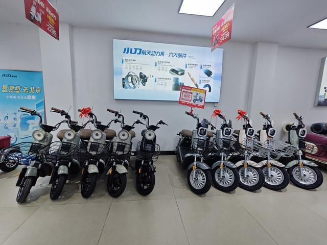 销售门店推出多款新国标电动车。边义婷摄
