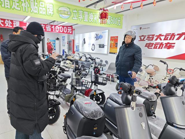 有顾客到门店咨询新国标电动车。边义婷摄