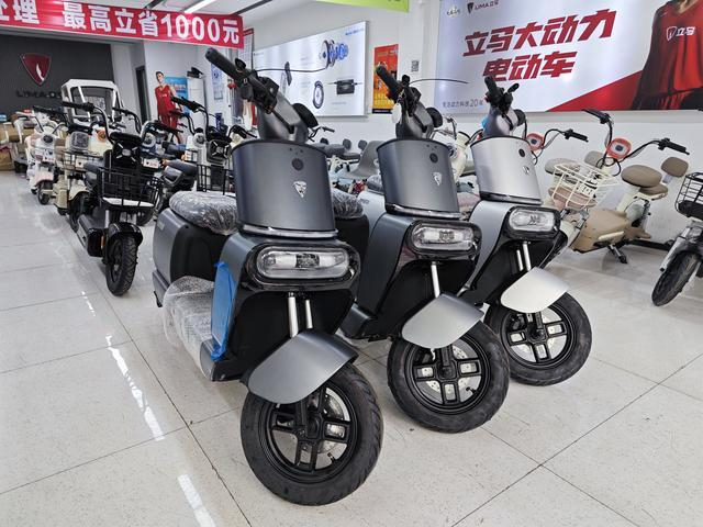 销售门店的新国标电动车。边义婷摄