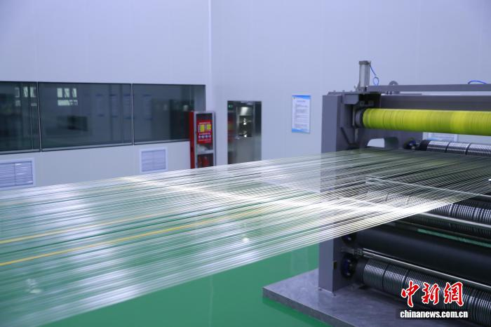  以一束1米长的T1000级碳纤维为例，0.5克重可承载200公斤载荷。华阳集团 供图