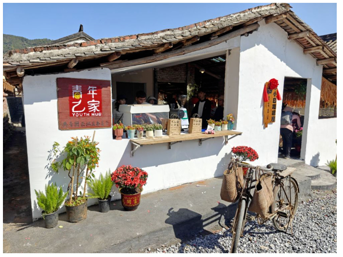 广东云浮的回乡创业青年将村里废弃的猪圈改造成为咖啡馆，竟意外走红成为旅游打卡点。（受访者供图）